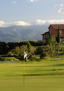 18th hole on Peralada Golf with view to hotel